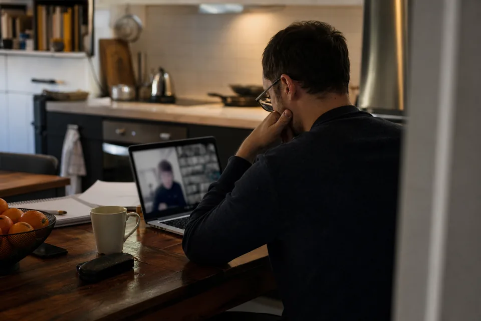 Live vs recorded online classes, what actually sticks